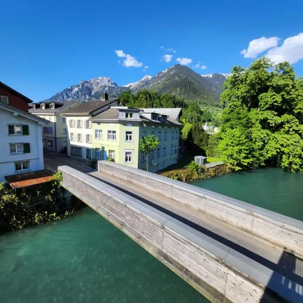 Spacious cellar studio surrounded by mountains and lake，位于Schwanden的酒店