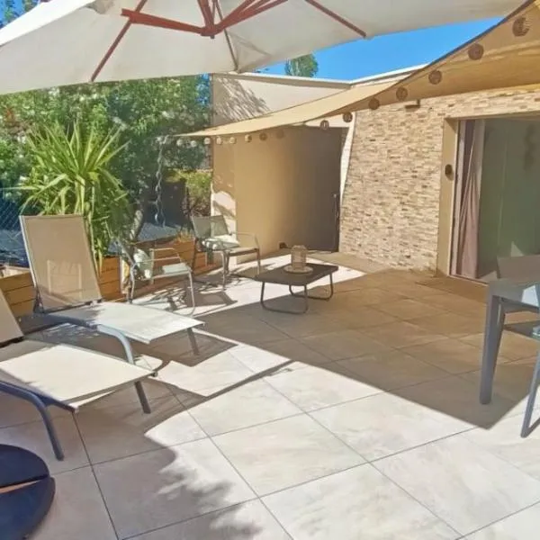 Studio cosy avec terrasse et accès piscine,位于Aurec-sur-Loire的酒店