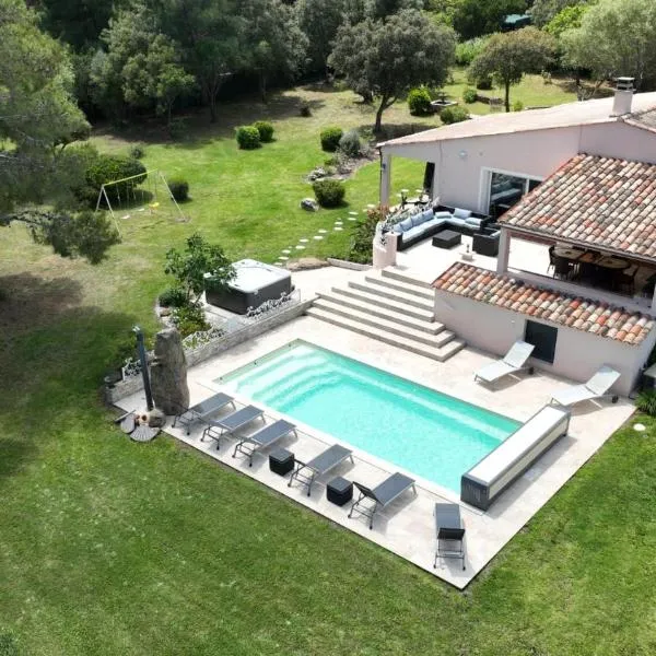 Villa La Chiappa Bord de Mer avec piscine chauffée et Jacuzzi，位于维琪奥港的酒店