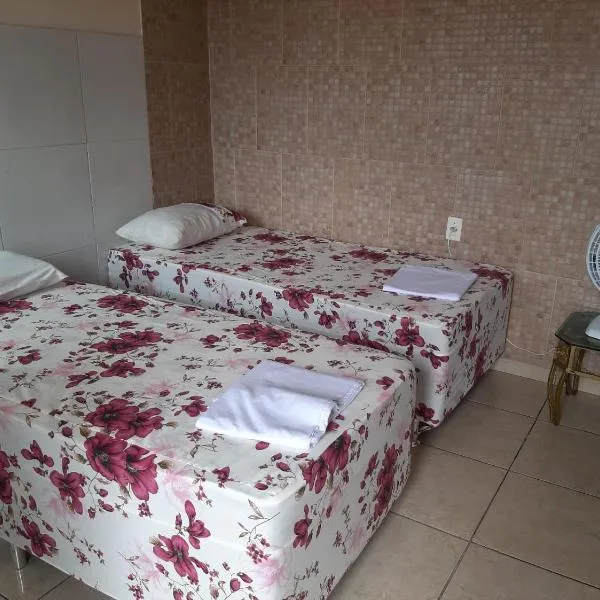 Hostel, 1 cama em Flat compartilhado, vai dividir com outra pessoa, não é individual，位于费拉迪圣安娜的酒店