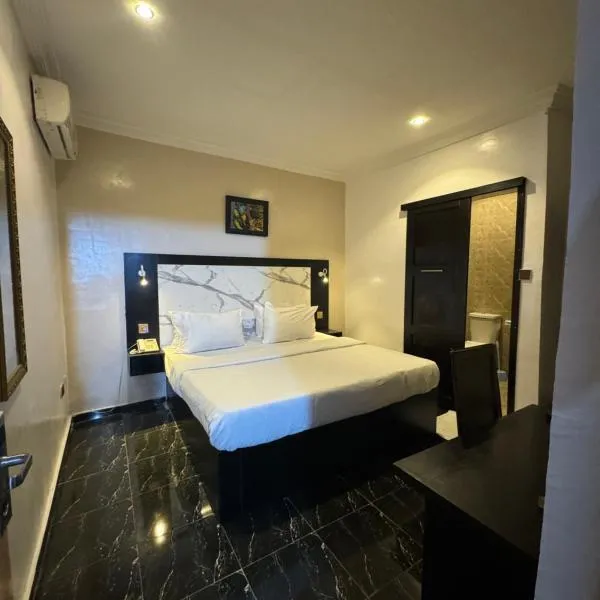 Posh Hotel and Suites Ikeja，位于Alagbado的酒店