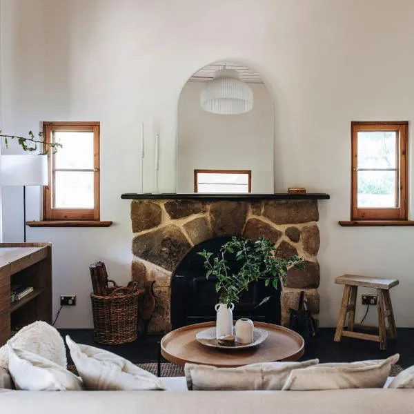 Secluded Stone Cottage perfect for Couples Escape - Waterfalls，位于Basket Range的酒店