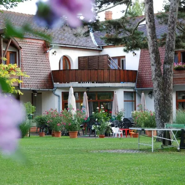 肯塔酒店，位于Balatonszabadi Fürdőtelep的酒店