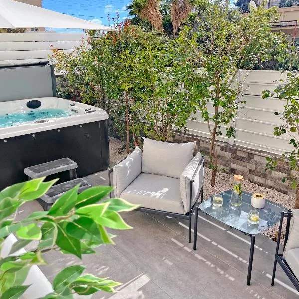 The Encino - luxury seaside suite，位于拉纳卡的酒店