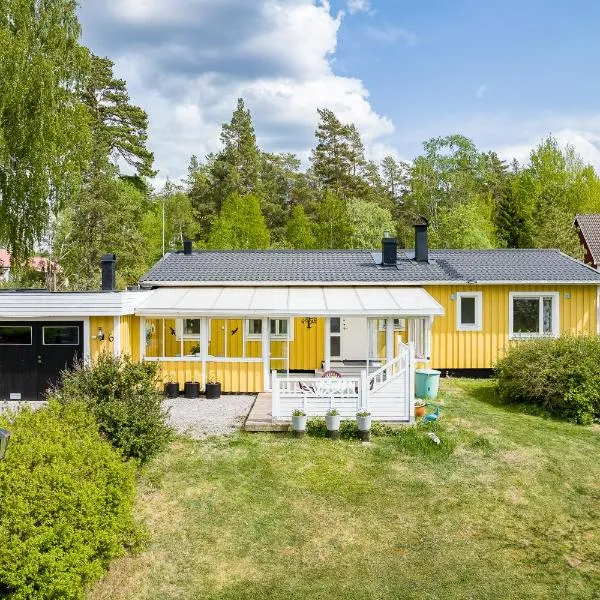 3BDR close to nature a beautiful home LAKE nearby，位于Långtoraby的酒店