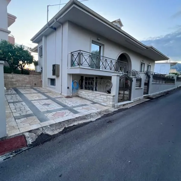 Home Chris，位于Filiátai的酒店