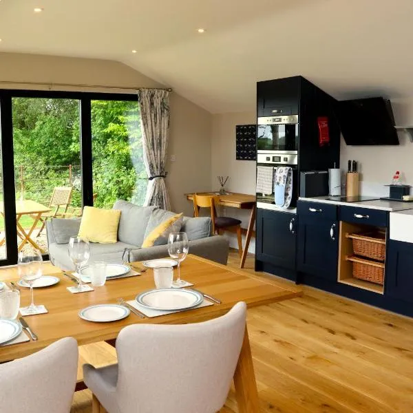 The Cabin at the Croft - Idyllic rural retreat perfect for couples and dogs，位于Leigh的酒店