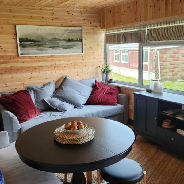 18 Bucklands - Cosy 5-Star Chalet - Starlink Wi-Fi - Coastal Woodland，位于Bucks Mills的酒店