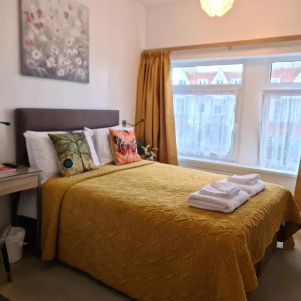 The Torland Paignton Seafront - all rooms en-suite, free parking, wifi，位于佩恩顿的酒店