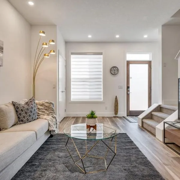 Townhome with Free Parking, Near Downtown，位于卡尔加里的酒店