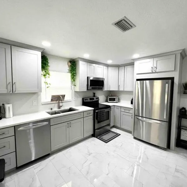 Modern cozy with pool and big backyard，位于坦帕的酒店