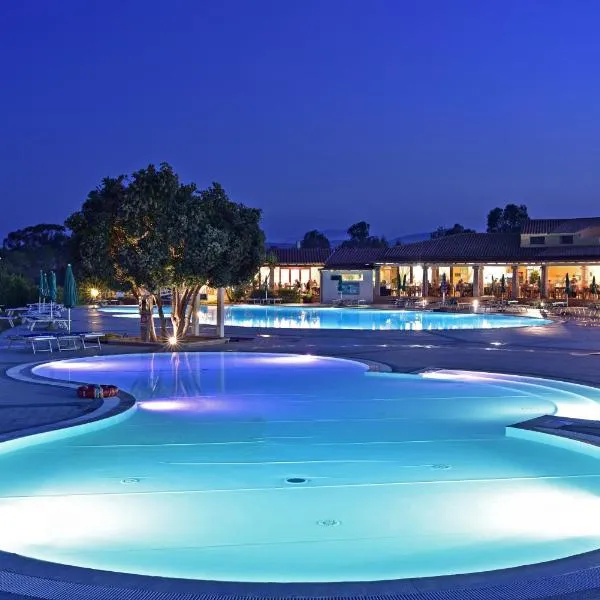 Hotel Club & Village Cala Fiorita，位于Agrustos的酒店
