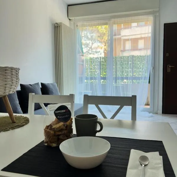 JACAM home free parking Como，位于Albese Con Cassano的酒店