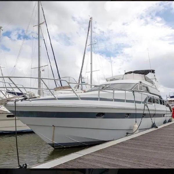 Beautiful and magnific yacht，位于里斯本的酒店