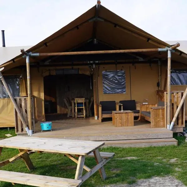 Glamperen met eigen badkamer in De Peel voor 6 Pers Happy，位于Behelp的酒店