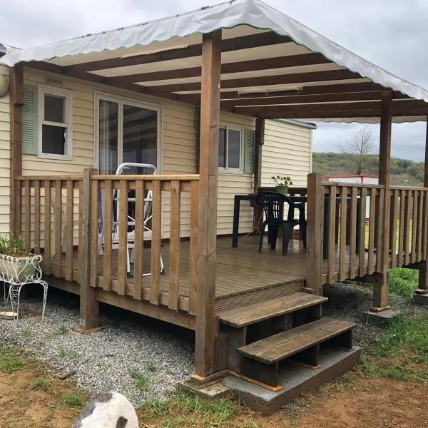 Mobile home 4 saisons au Ranch du Bonheur，位于Tourtouse的酒店