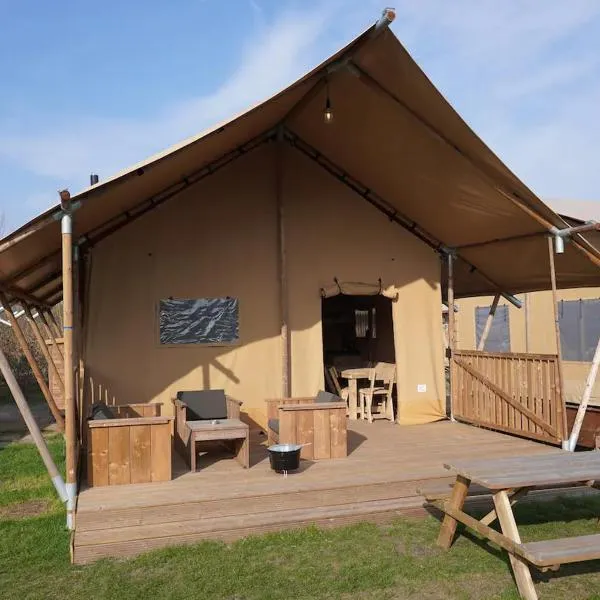 Luxe en sfeervolle safaritent met eigen badkamer voor 6 personen Doc，位于Behelp的酒店
