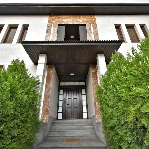 Luxury White House In Yerevan，位于Byurakan的酒店