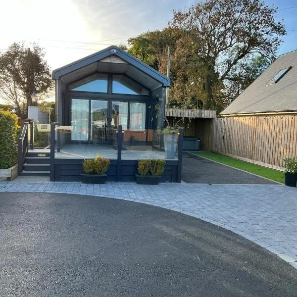 The Pods at Haulfryn Caravan Park，位于Whitford的酒店