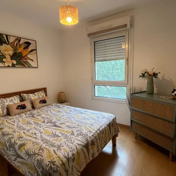 Agréable chambre et salle de bain privée dans notre appartement partagé，位于戛纳的酒店