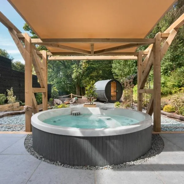 Aphrodites Group - Luxury Hot Tub Suites in Central Lake District!，位于鲍内斯温德米尔的酒店