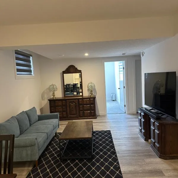 Spacious 2 BR & Kitchen Basement Apartment near Airport，位于卡尔加里的酒店