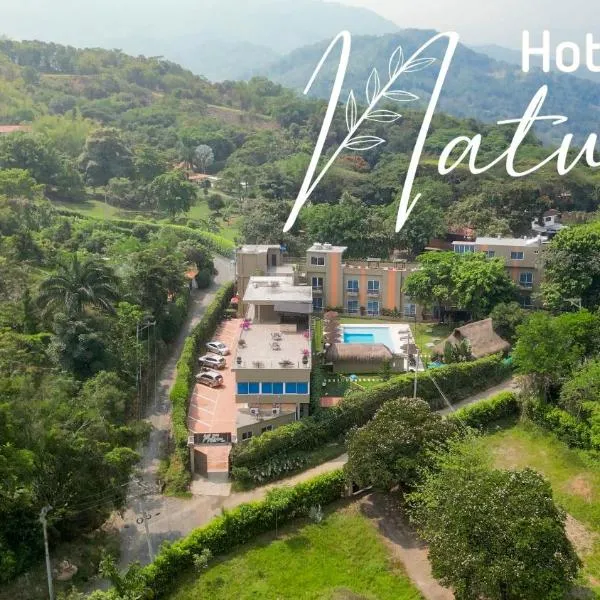 Hotel Natural Hill's by H&R，位于Quebradanegra的酒店