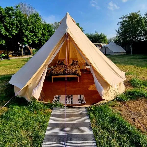 Japanese tent Secret garden glamping，位于特伦托河上的纽瓦克的酒店