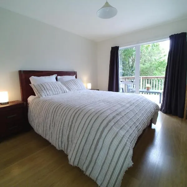 Comfortable 2-bedroom unit close to Hamilton, New Zealand，位于Karamu的酒店