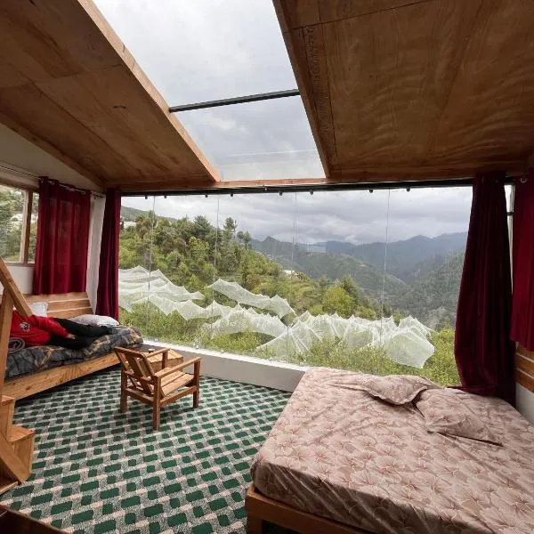 Stargazing Glass Lodge Himachal Pradesh Thachi，位于Prashar lake的酒店