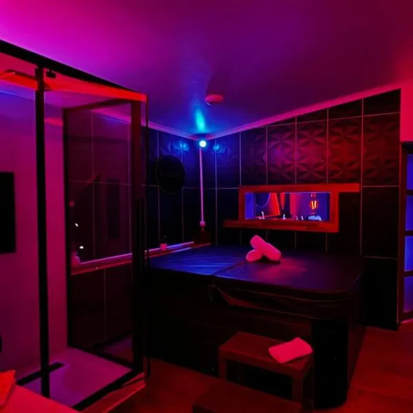 Loveroom L'1TIMISTE CDS，位于讷伊-普莱桑斯的酒店