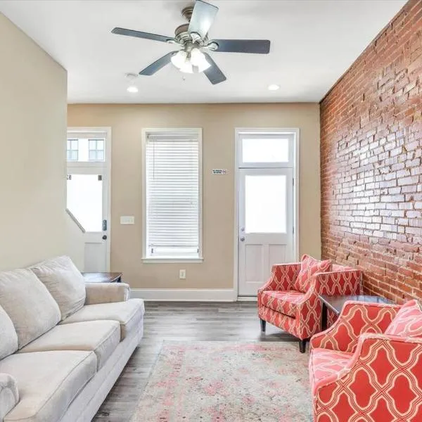 Tower Grove Two-Story Cozy Unit for Groups STL side a，位于塔格罗夫的酒店