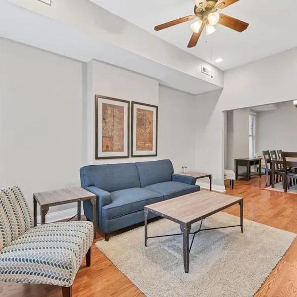 St Louis Tower Grove Two-Story Townhome Perfect for Groups Side A，位于塔格罗夫的酒店