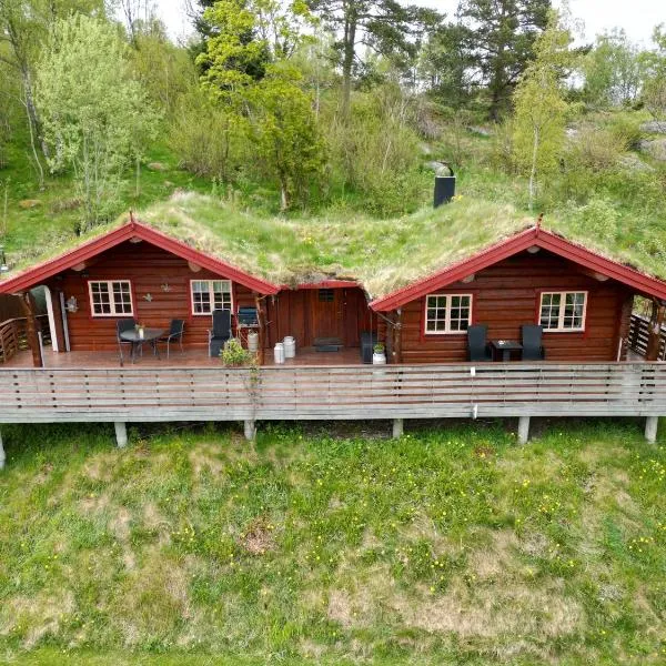 Traditional Norwegian log cabin with sauna by the sea，位于莫尔德的酒店