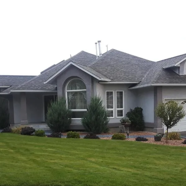 Comfy KING Bed, Large private Basement Suite, Smart TV in Penticton- city of PEACHES AND BEACHES，位于彭蒂克顿的酒店