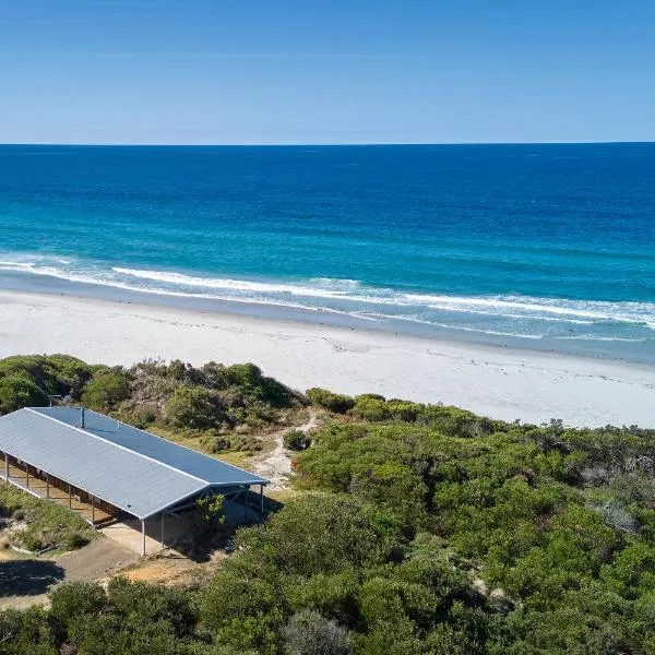 Rustic by the sea ~ a timeless holiday retreat!，位于Douglas River的酒店