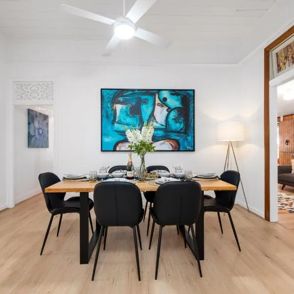 Heritage 5BR Queenslander- Walk to CBD&South Bank, 3 Parking，位于布里斯班的酒店