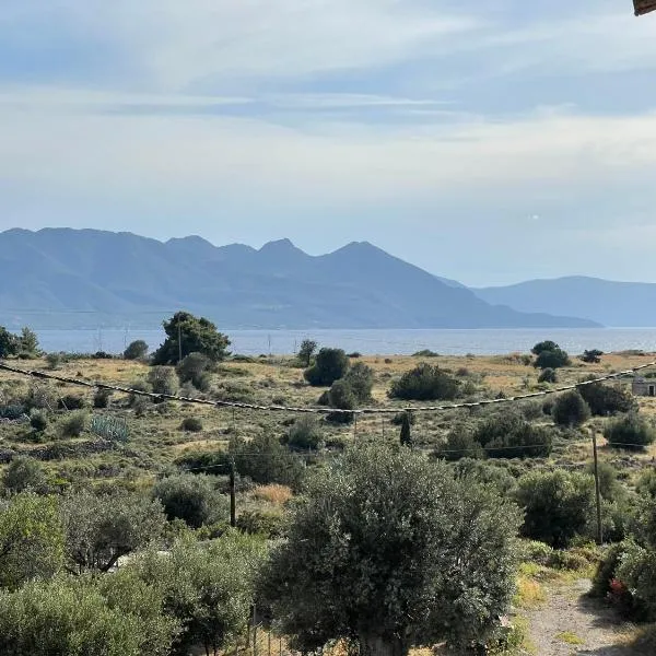 75sqm Perdika Aegina luxury family apartment με θέα βουνό και θάλασσα 75τμ，位于派尔季卡的酒店