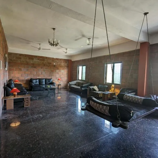 Spacious farmhouse，位于Vikārābād的酒店