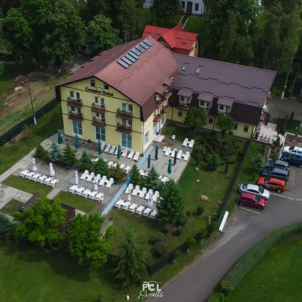 Hotel Dobsi，位于Corneşti的酒店