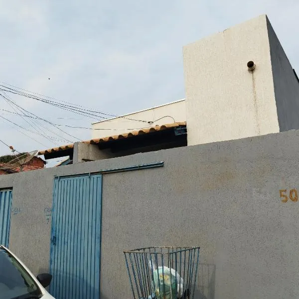 Casa kitnet Próx da Rodoviária c/ suite e ar condicionado entrada individual . Geladeira e cozinha básica. Garagem pra carro.，位于帕尔马斯的酒店