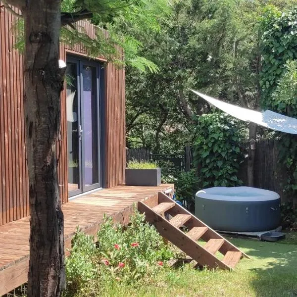 Joli studio climatisé avec jacuzzi privé et entrée indépendante，位于弗雷瑞斯的酒店