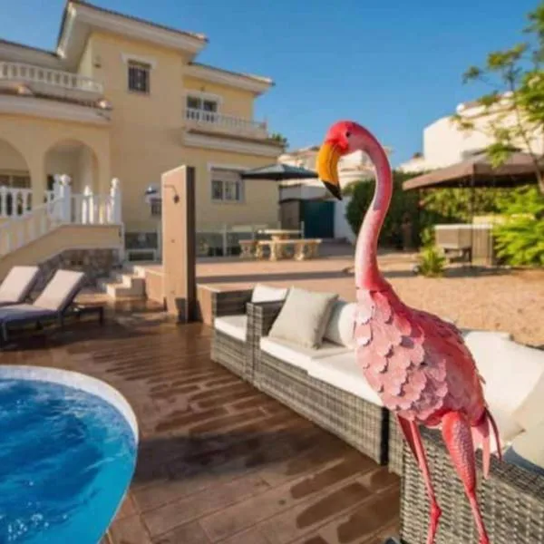 Stunning villa private heated pool & Spa Ciudad Quesada，位于克萨达城的酒店