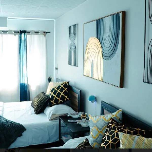 Stylish Cozy Quiet Family Retreat and Romantic getaway Sleeps up to 7 with Fast Wifi, Free Parking, Work station, Alexa enabled, Fenced in Backyard for Pets Grill Party Patio, Porch, Beach, Canal, stadium,Boardwalk Restaurants, and much more!，位于大西洋城的酒店