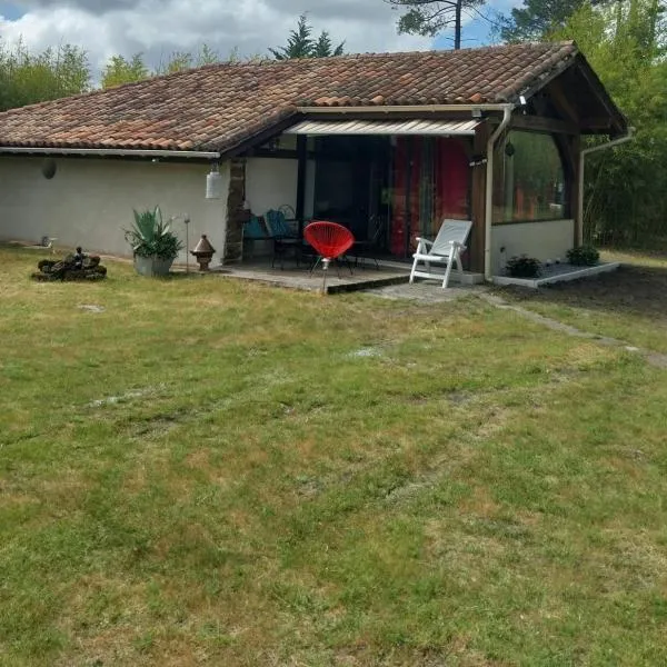 Maison confortable avec terrasse en bois au calme sans vis à vis , 2 chambres, sur un parc de 4000m2 arboré et clos，位于Trensacq的酒店