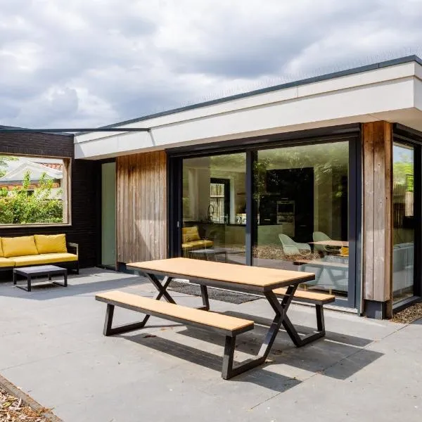Stijlvol ingerichte (4 pers.) bungalow in Baarland，位于Baarland的酒店