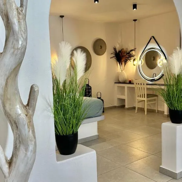 Santorini Miracles Suites, Adults Only，位于佩里萨的酒店