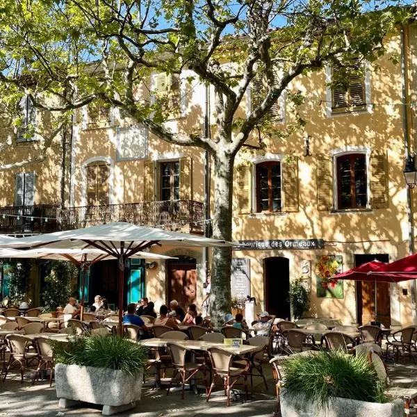 Au coeur du village provençal，位于Ampus的酒店