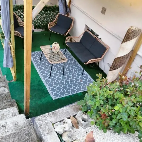 Appartement d'une chambre avec terrasse et wifi a Penne d'Agenais，位于Auradou的酒店
