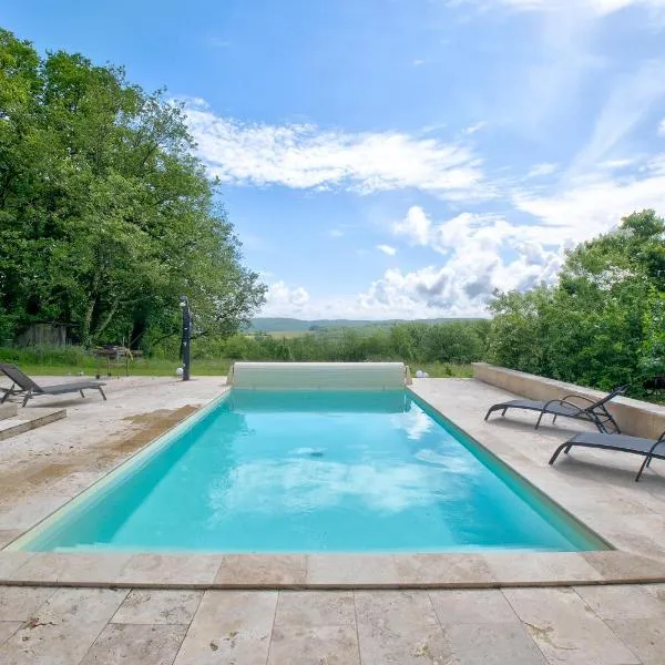 Gite Deodatus avec piscine，位于Cladech的酒店